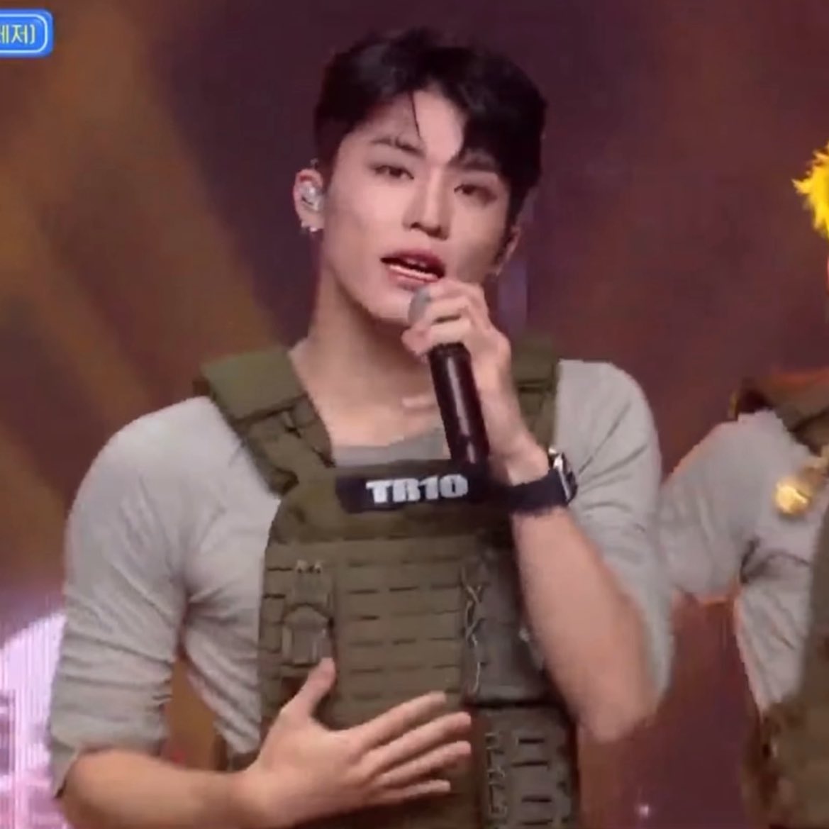 jexngwxx's tweet image. jeongwoo is wearing a wristwatch AGAIN 😭