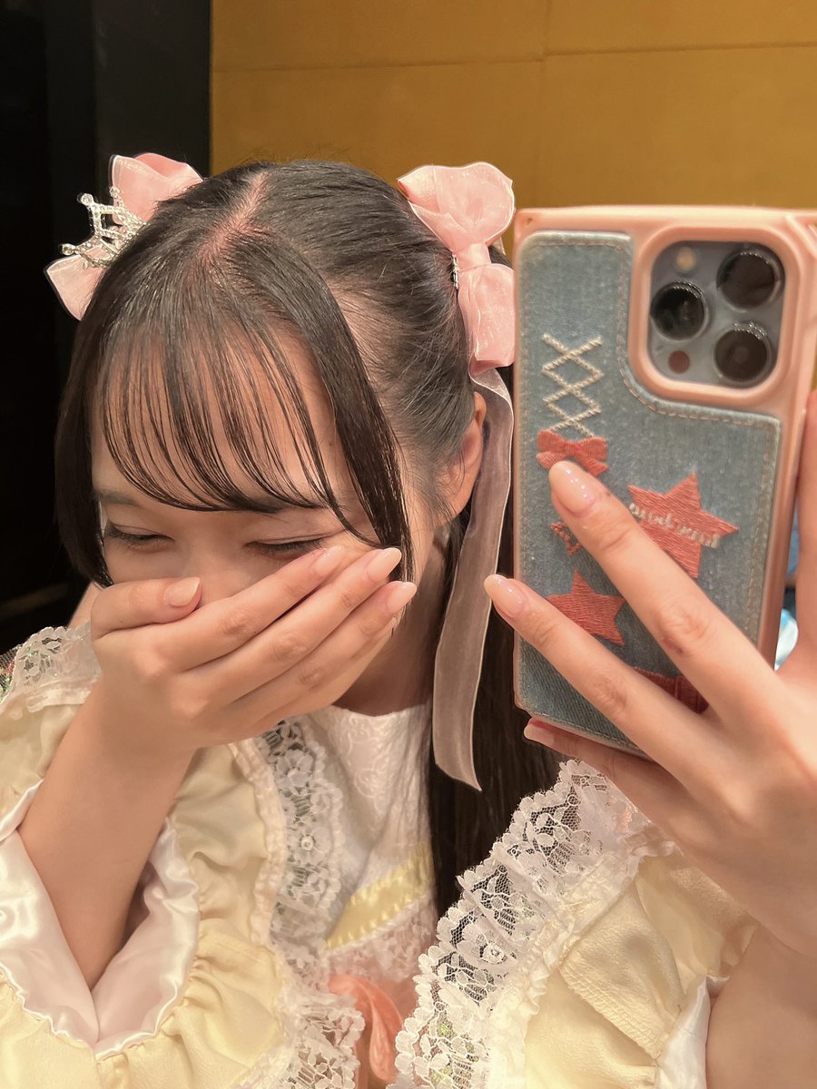 これは昨日楽屋で自撮りしてる時に爆笑した瞬間の写真🤣 https://t.co/TDzgIYZJtA