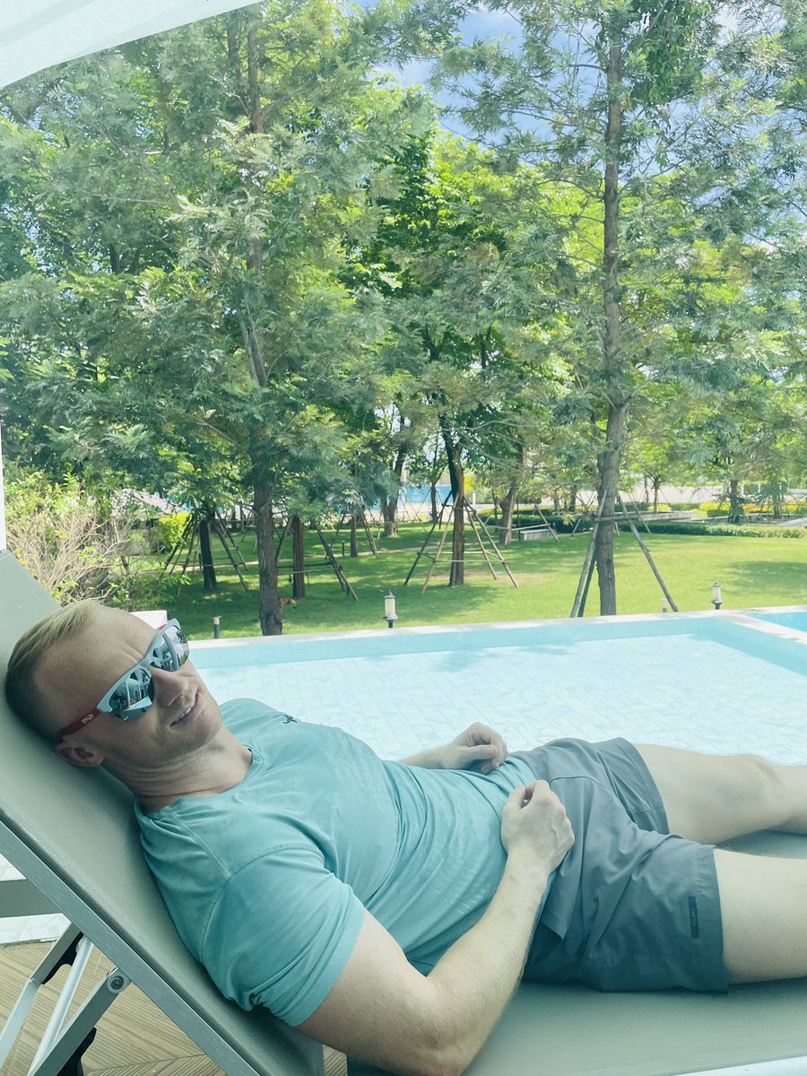 TAG_Foster's tweet photo. Sun maxing 🌞, with some Bulgarian Split Squats thrown in for good measure. Can’t sit around the pool without a leg pump now can we 🦵🇹🇭 https://t.co/BHhi1OmA2G