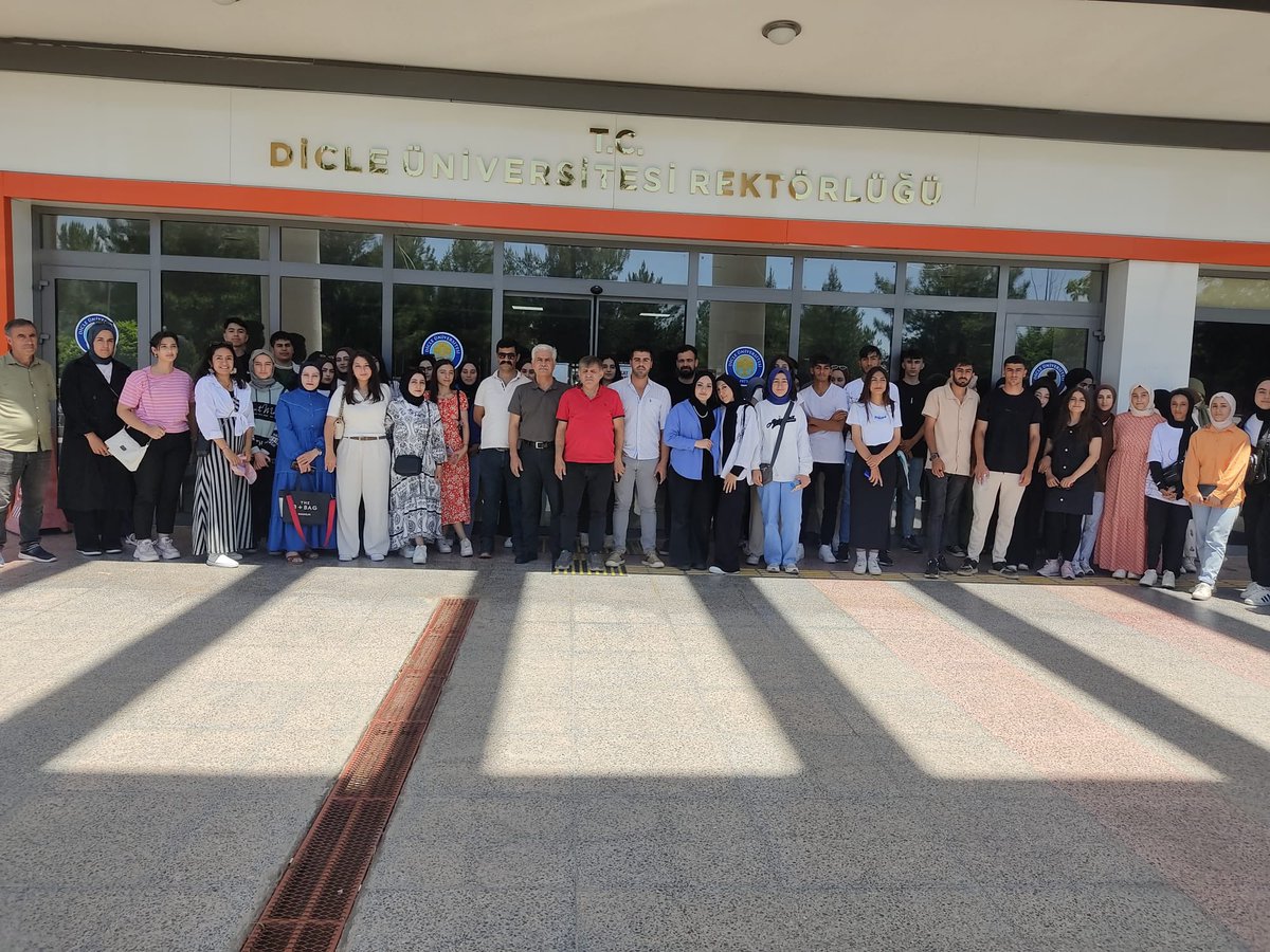 12. sınıf öğrencilerimizin üniversite ortamını ve imkanlarını yakından gözlemlemeleri adına düzenlediğimiz gezimizde öğrencilerimize gösterdikleri ilgi ve misafirperverlik için Dicle Üniversitesi'ne teşekkür ederiz.  <a href="/dicleuni1973/">Dicle Üniversitesi</a> <a href="/bingolmem/">Bingöl MEM</a> <a href="/AdakliMem/">Adaklı MEM</a> <a href="/EcinEmra/">EMRA ECİN</a> <a href="/OzanPalandokenx/">Ozan PALANTÖKEN</a>