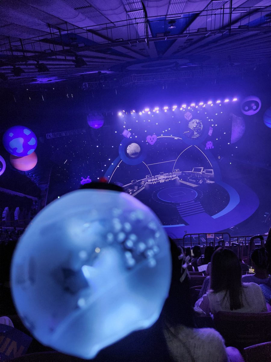 your__poem__'s tweet photo. 아미밤고장이슈 있었는데 선생님 덕분에 미밤이 흔들면서 봅니다
심지어 같은 구역이얌💜
@AprilforJin https://t.co/PMJVKn0R0r