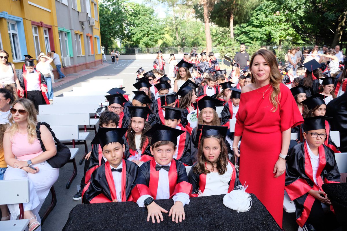 medeniberkio's tweet photo. 4.Sınıflarımızı uğurladık, ortaokul eğitimlerinde başarı dolu yıllar diliyoruz.
                 🇹🇷🚀🚀4/F🚀🚀🇹🇷
🌎BİLİMİN YUVASI DÖRT DUVARDAN FAZLASI 🌍
@imemtemelegitim @BakirkoyMEM @mberkanaokulu https://t.co/Gx2oe0SWrA