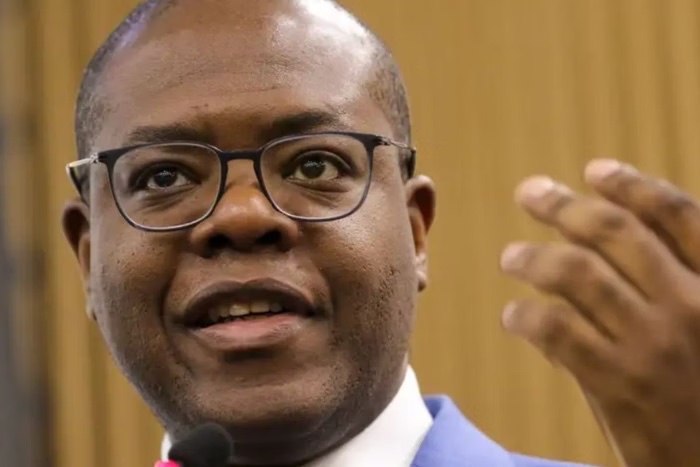 “É difícil acreditar que sociedade brasileira, com os inúmeros problemas que tem, neste momento discute se um estuprador pode ser considerado menos criminoso que uma mulher estuprada. Isso é um descalabro, um acinte.” (Silvio Almeida, ministro dos Direitos Humanos)