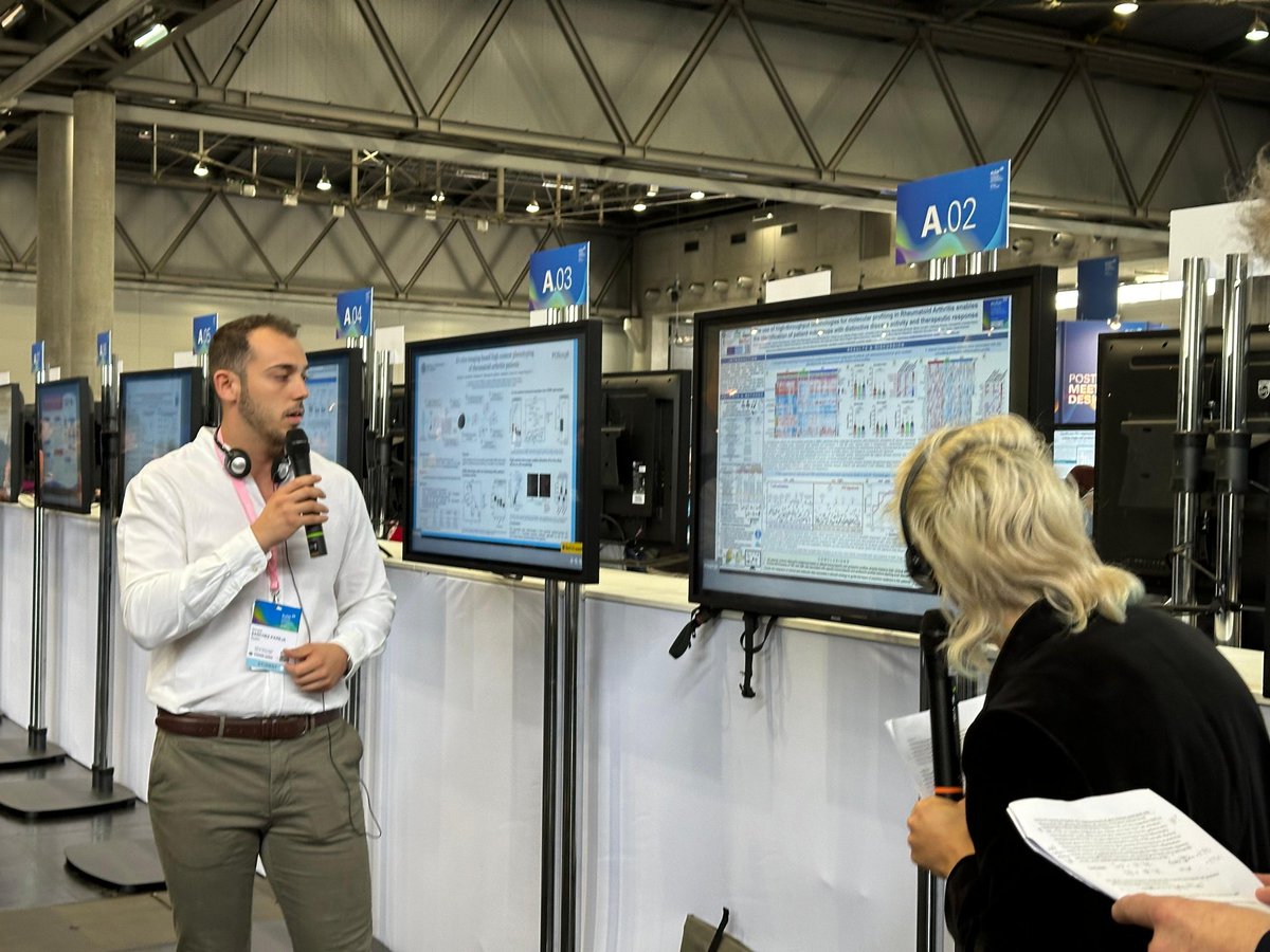 ReumaHURS's tweet photo. Ismael Sánchez expone su póster tour " The use of high-throughput technologies for molecular profiling in Rheumatoid Arthritis enables the
identification of patient subgroups with distinctive disease activity and therapeutic response" 🦴💉💊 #EULAR2024  @IMIBIC @HUReinaSofia https://t.co/ryjfmkciUy