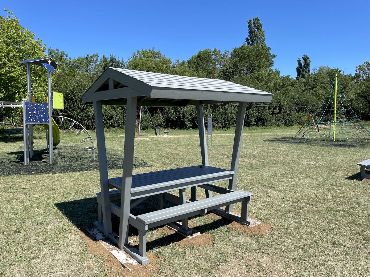 Urban_Ext's tweet photo. Le soleil pointe le bout de son nez😎 - profitez de la table pique nique couverte 100% recyclée, pour vous mettre à l'ombre !!

#recyclé #piquenique #economiecirculaire https://t.co/XOfvJ3Cn0L