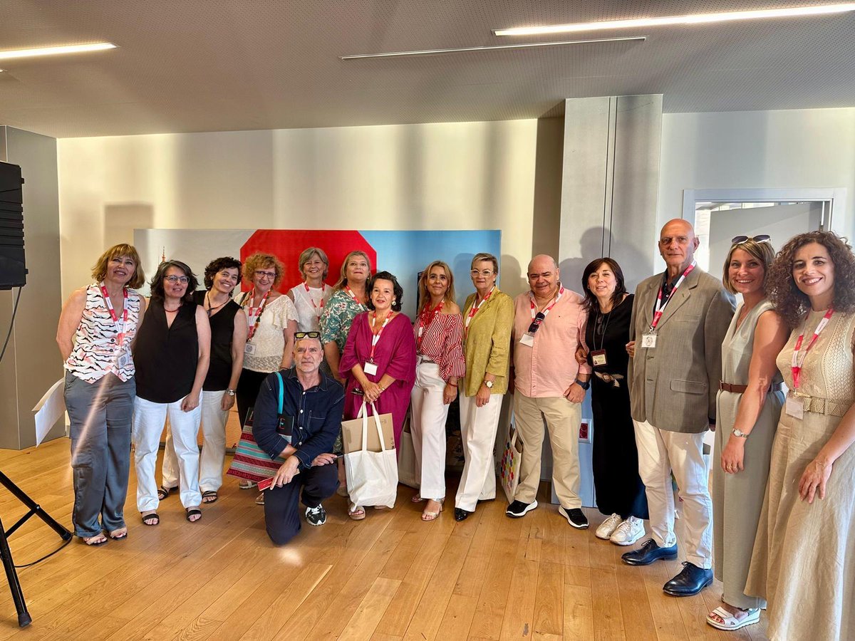 algidasl's tweet photo. Con los guías turísticos participantes en el Proyecto #SICTED del Destino Sevilla en el acto de entrega de Distintivos @sevillaciudad https://t.co/6JRAez1TEr