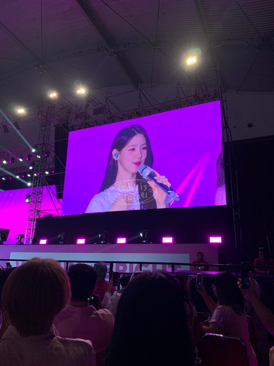 trivles's tweet photo. "aku cantik!"
#GidleinJakarta
#Gidle #GLOWFORITFEST #WELCOMEGIDLETOJKT
@G_I_DLE #MIYEON #์กฐ๋ฏธ์ฐ https://t.co/WhzljB1dAy