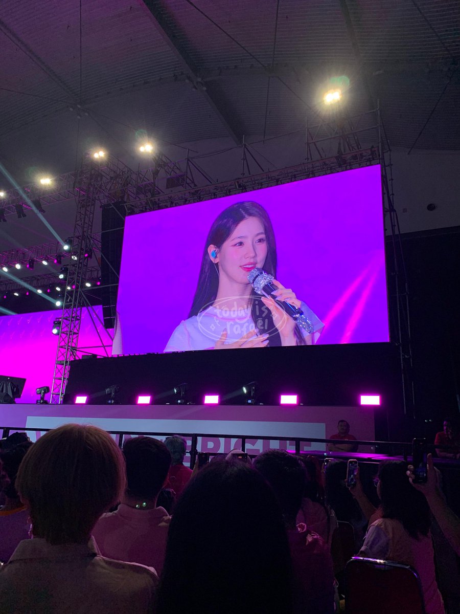 trivles's tweet photo. "aku cantik!"
#GidleinJakarta
#Gidle #GLOWFORITFEST #WELCOMEGIDLETOJKT
@G_I_DLE #MIYEON #์กฐ๋ฏธ์ฐ https://t.co/WhzljB1dAy