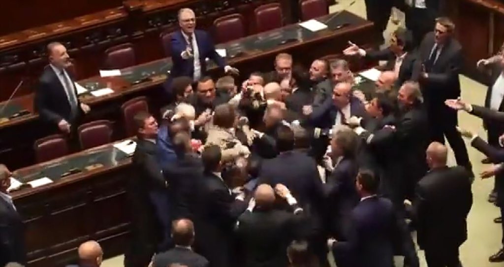 misarriaga's tweet image. #Trifulca diputado de la Liga italiana golpea en la cabeza a otro del M5S en la Cámara de Diputados.
