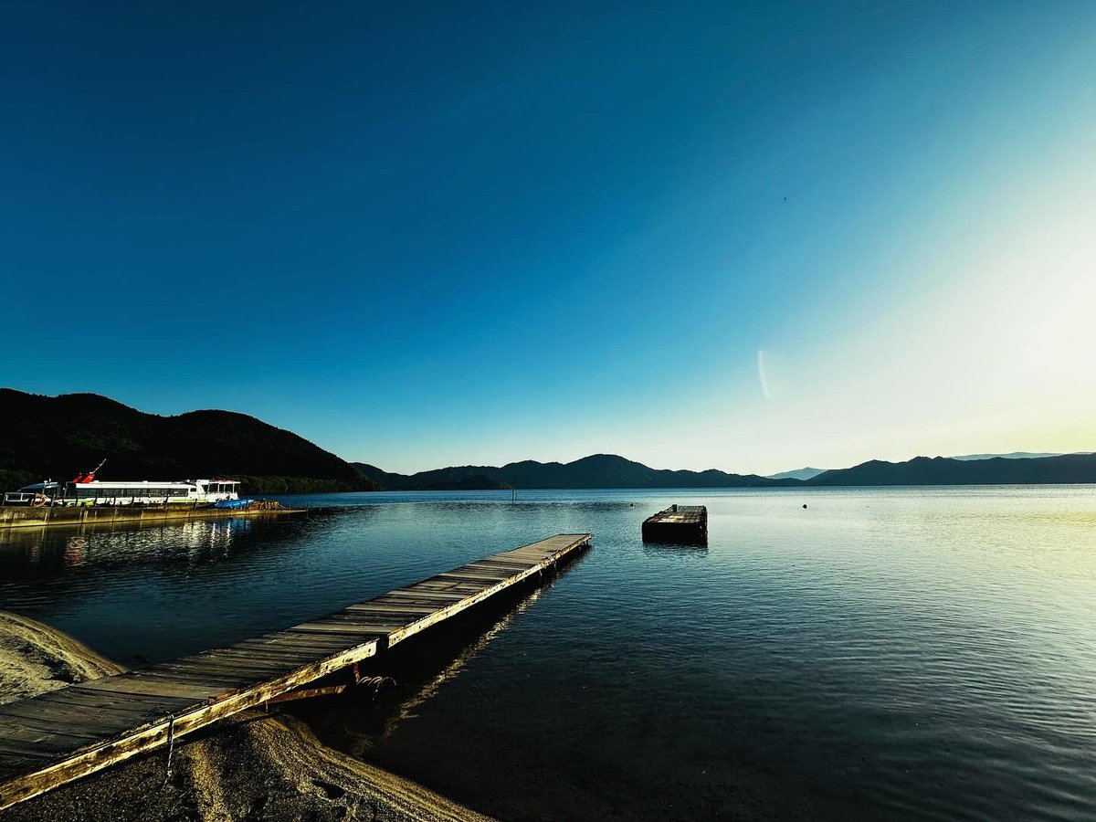 sembokuiimono's tweet image. 太陽の、ななめの光線を田沢湖は
いつまでも反射している。
 
湖面は、徐々にひろがってくる夜の空も、きれいに映す。
ただしずかに。

#仙北市は日常　#田沢湖 #lakesunset