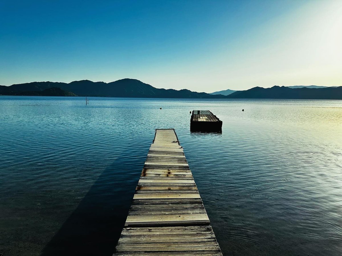 sembokuiimono's tweet image. 太陽の、ななめの光線を田沢湖は
いつまでも反射している。
 
湖面は、徐々にひろがってくる夜の空も、きれいに映す。
ただしずかに。

#仙北市は日常　#田沢湖 #lakesunset