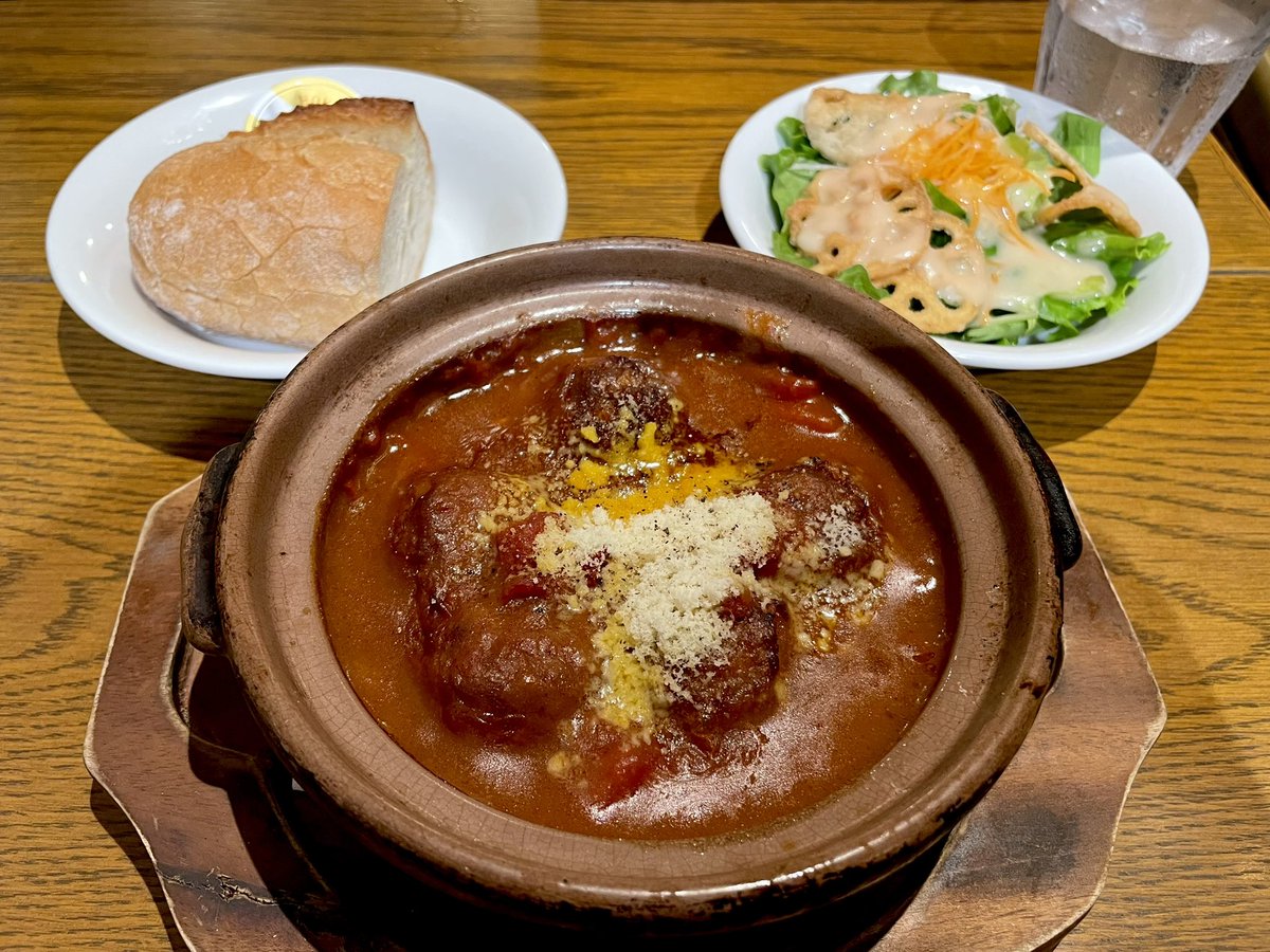 RENA87614032's tweet photo. 今日のランチはミートボール
トマトソース煮込みでした
実はハンバーグよりミートボールが
好きかもしれません
外でミートボール食べるたび
炒め玉ねぎいっぱいいれた
自分好みのミートボー��作ってみよ
と思いながら献立を考える頃には
忘れてます
#ランチ
#浦安ランチ
#GrandVia https://t.co/31ZcGdHANC
