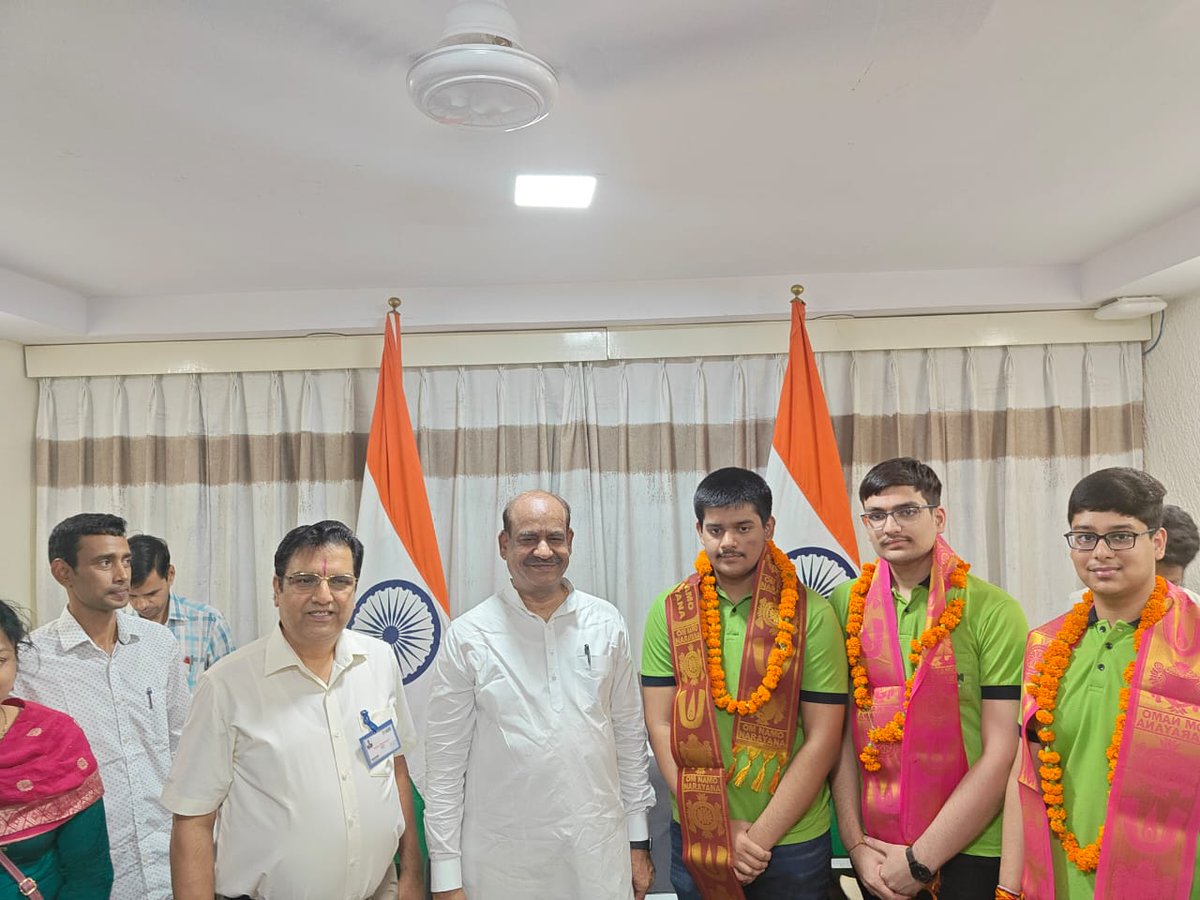 ALLENkota's tweet photo. टॉपर्स को लोकसभा अध्यक्ष श्री @ombirlakota का शुभाशीष
 
जेईई-एडवांस्ड-2024 टॉपर्स में एलन क्लासरूम स्टूडेंट्स ने लिया माननीय लोकसभा अध्यक्ष श्री ओम जी बिरला से आशीर्वाद, इस दौरान एलन के निदेशक श्री @allen_rajesh भी साथ रहे। 

इस अवसर पर श्री ओम बिरला ने विद्यार्थियों का अभिनन्दन किया।  

श्री बिरला ने आल इंडिया रैंक-1 वेद लाहौटी और उनके परिजन, आल इंडिया रैंक-4 रिदम केडिया व रैंक-6 राजदीप मिश्रा को बधाई देते हुए उपर्णा व मालाएं पहनाई। कोटा का नाम रोशन करने पर धन्यवाद कहा। उन्होंने सभी को उज्जवल भविष्य के लिए शुभकामनाएं दी। 

#IITAIR1byALLENKota #JEEAdvanced #JEE2024 #ALLENResult #JEEChampions