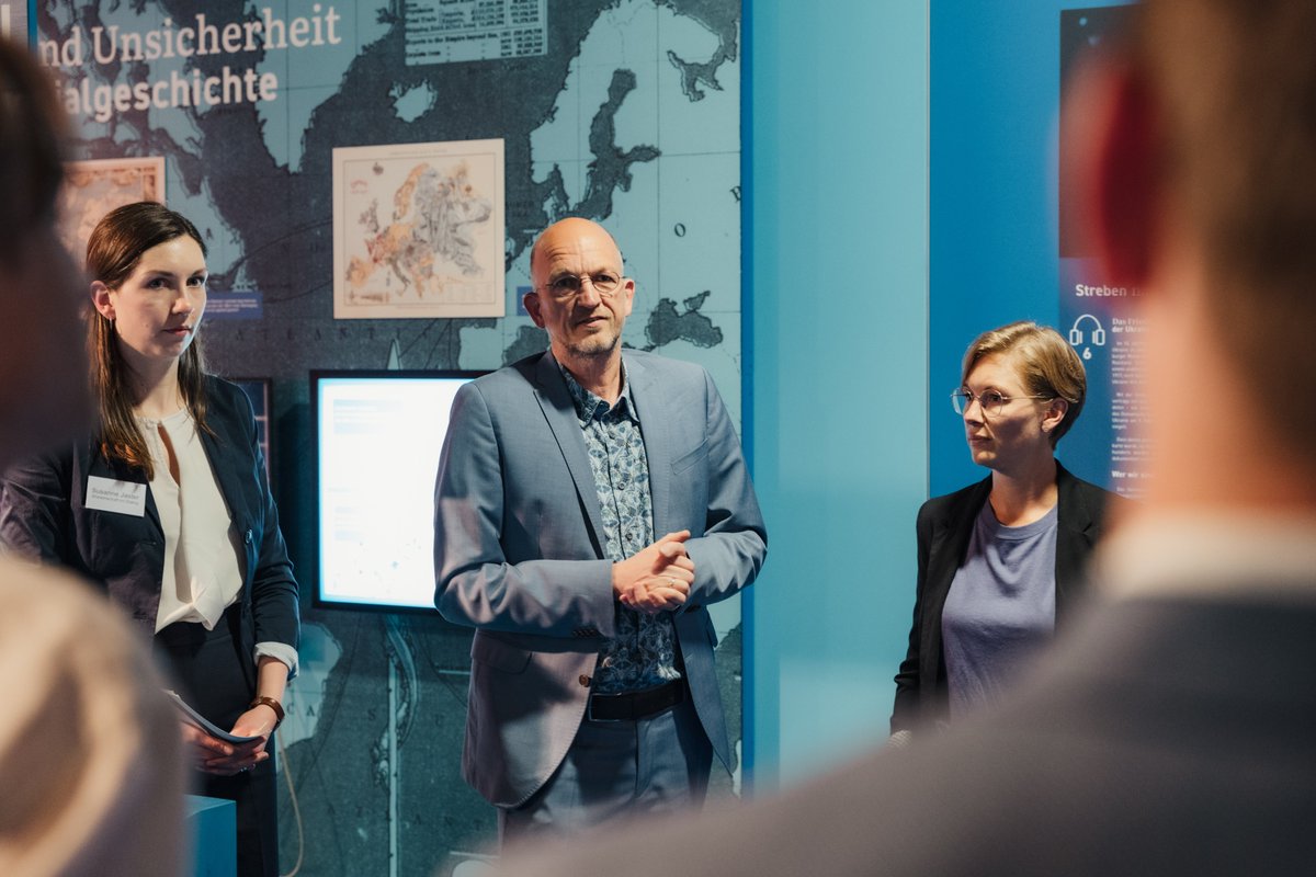 sfb_138's tweet photo. Am 14. Mai waren unsere Wissenschaftskoordinatorin Sarah Kirst und unser Sprecher Thorsten Bonacker zur Eröffnung der #MSWissenschaft und des SFB-Exponats "Unfreiheit und Unsicherheit in der Kolonialgeschichte" in Berlin

Mehr Infos gefällig? 
👉https://t.co/f4QFQFfvYF https://t.co/SEREwpePNK