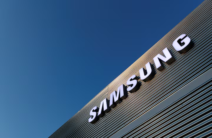 Samsung Electronics plans to offer a one-stop shop for AI chip manufacturing, integrating memory chip, foundry, and packaging services to harness the AI boom. #Samsung #AI #chips