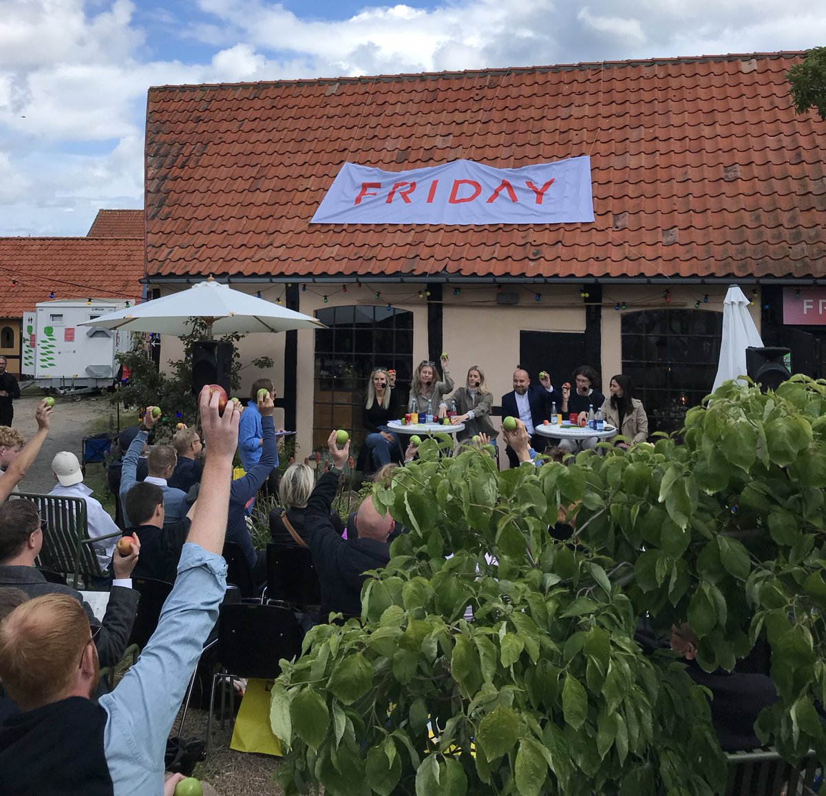 Skal vi begrænse steder der sælger tobak? Grønne æbler for og røde æbler imod. På #fm24 er stemning for regulering for at fremme forebyggelsen. 🍏 Tak til @LidlDanmark for at tage stilling til tobak. Næste er at sikre unge under aldersgrænsen ikke køber alkohol 😊 #sundpol