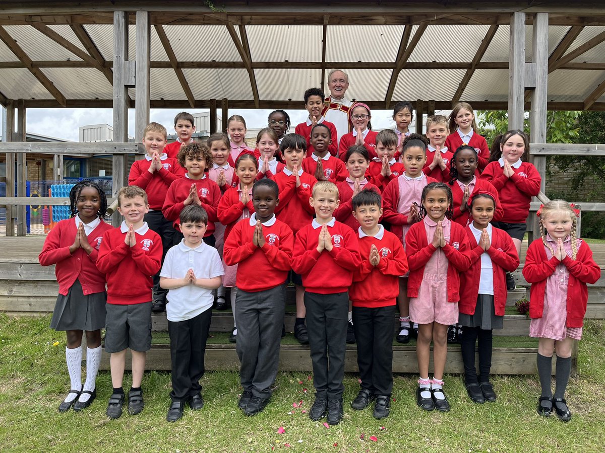 StMClitherow's tweet photo. Thank you Year 3 for leading us so reverently this morning for our Corpus Christi Procession! https://t.co/d2vBLhUcLj