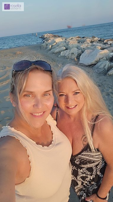 Schau mal mit wem ich zusammen im Urlaub🌞in Italien 🇮🇹  war🍹 @JuliaPinkcom und schau doch mal in mein<a href="/tag/karneval"class="tags"><span>#karneval</span></a>