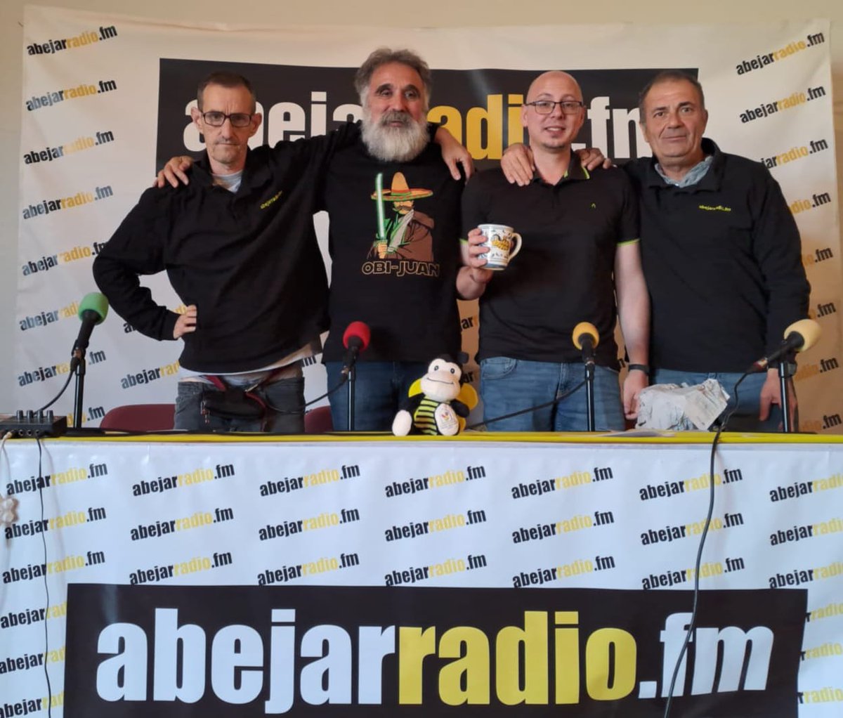 AbejarRadio's tweet photo. LA INNOVACIÓN EDUCATIVA EN ABEJAR RADIO.

Nuestra radio inclusiva Abejar Radio entrevistó ayer a Paco Lamuela y Nacho Vera.Una entrevista que nos enseñó el funcionamiento de @crieventa  #AbejarRadio #RadioInclusiva @InnovaEducAr @HHVoluntarZgz @estigma0zgz @elpaquez https://t.co/w2vBDc4KhF