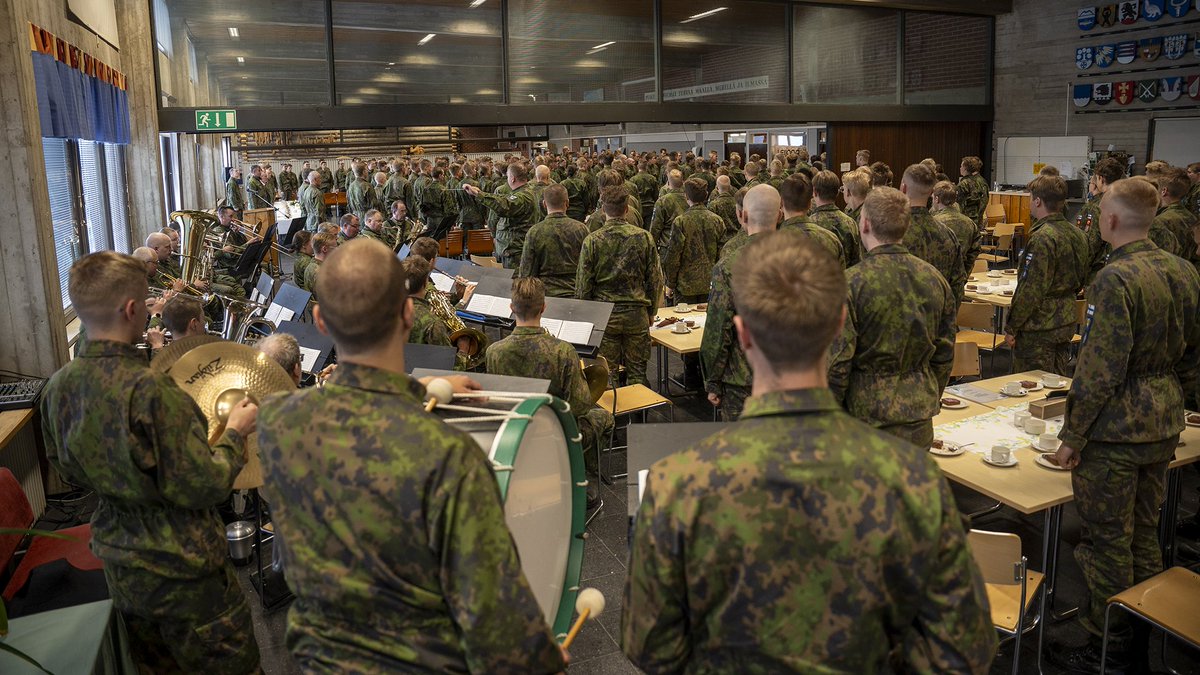 Arktisen lämpimät kiitokset tänään Jääkäriprikaatista kotiutuville 347 vuorokautta palvelleille Pohjoisen puolustajille!

Onnittelut tänään vänrikeiksi ylennetyille kokelaille!

#PohjoisenPuolustajat #PohjoinenPitää
#jääkäriprikaati
#rovitpsto #lapjp