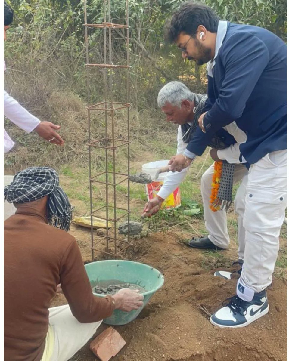 NeetishGuruji's tweet photo. अपने पिता जी के साथ नए सोसाइटी के लिए भूमि पूजन किया ||अशोक https://t.co/dchlTzT87r
