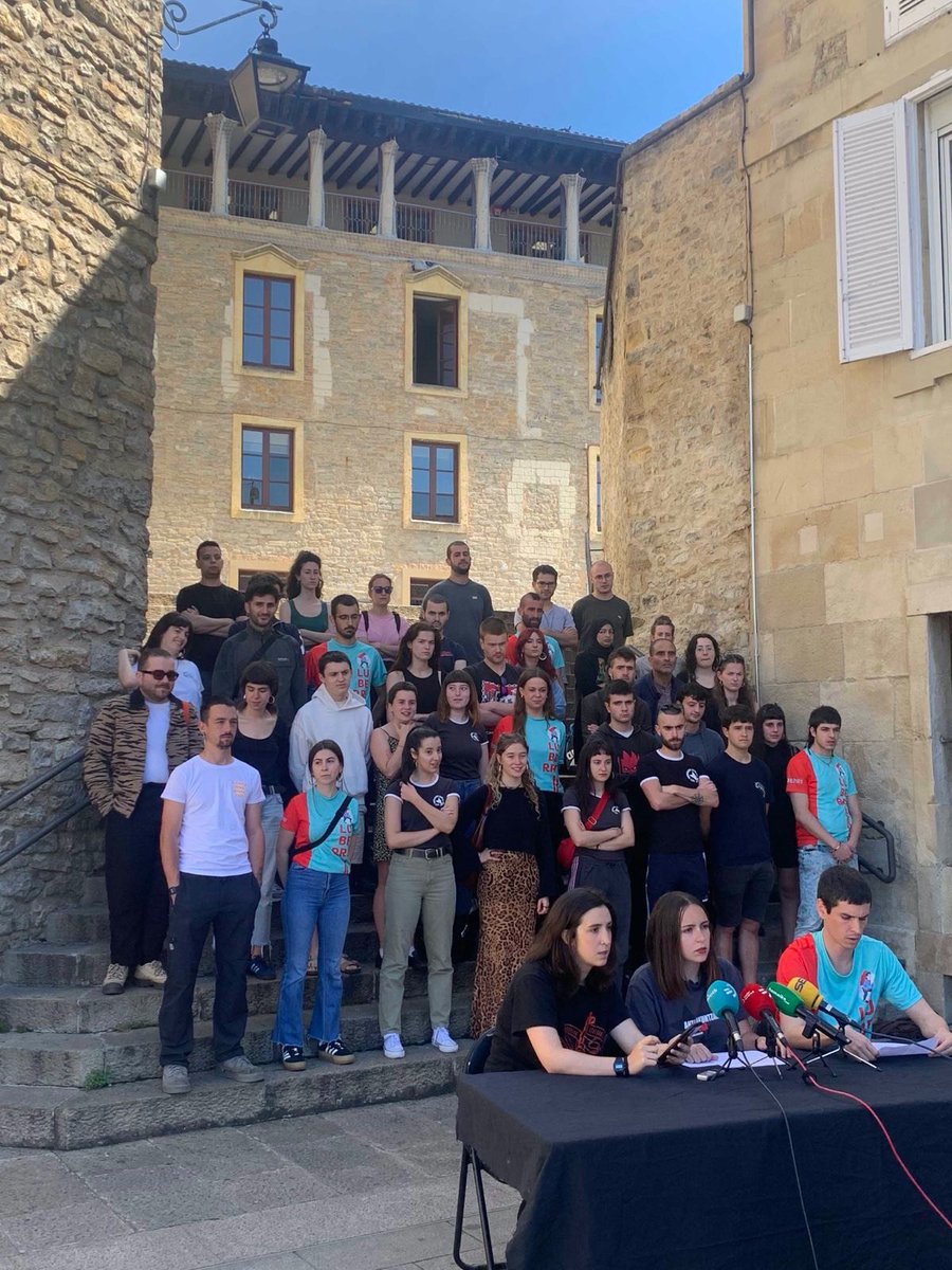 Gasteizko eta Bilboko txosnetako egoerari konponbidea emateko gure borondatea adierazteko elkartu gara <a href="/Luberri_k/">Luberri Konpartsa</a>,  Gasteizko <a href="/EtxeSindikatua/">Euskal Herriko Etxebizitza Sindikatu Sozialista</a> eta <a href="/GKS_Gasteiz/">Gasteizko GKS</a>. Prest gaude elkarrizketak abiarazi eta enkistatzen ari den egoeraren aurrean konfidantzazko ariketa bat egiteko.