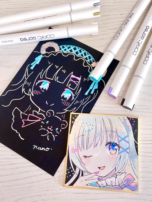 アクレアでお絵描きしてみました〜コピックの上から使ってみて、下の色が全然透けないので瞳のハイライトに使いやすいです!インク多めに出すとムラなく塗りつぶしできるので、色紙の背景に使うの良きですねアクレアの黒はコピックより真っ黒なかんじします#コピックアクレア #アクレア 