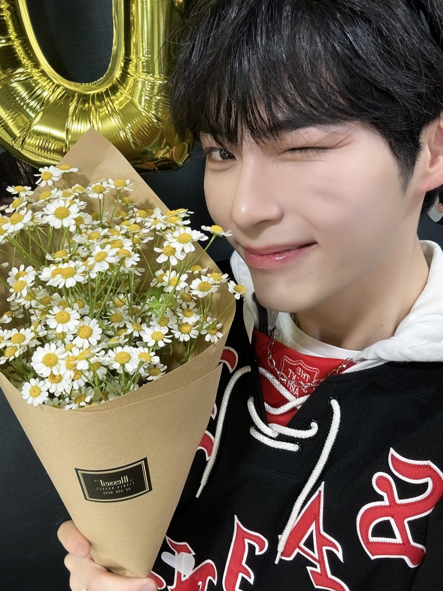 ZB1_official's tweet image. _𝗭𝗘𝗥𝗢𝗙𝗢𝗖𝗨𝗦

목요일의 왕자👑
엠카운트다운 달란트 가득 받은 
오늘은 햄씨 탄신일🎉🐹

#ZEROBASEONE #ZB1
#제로베이스원