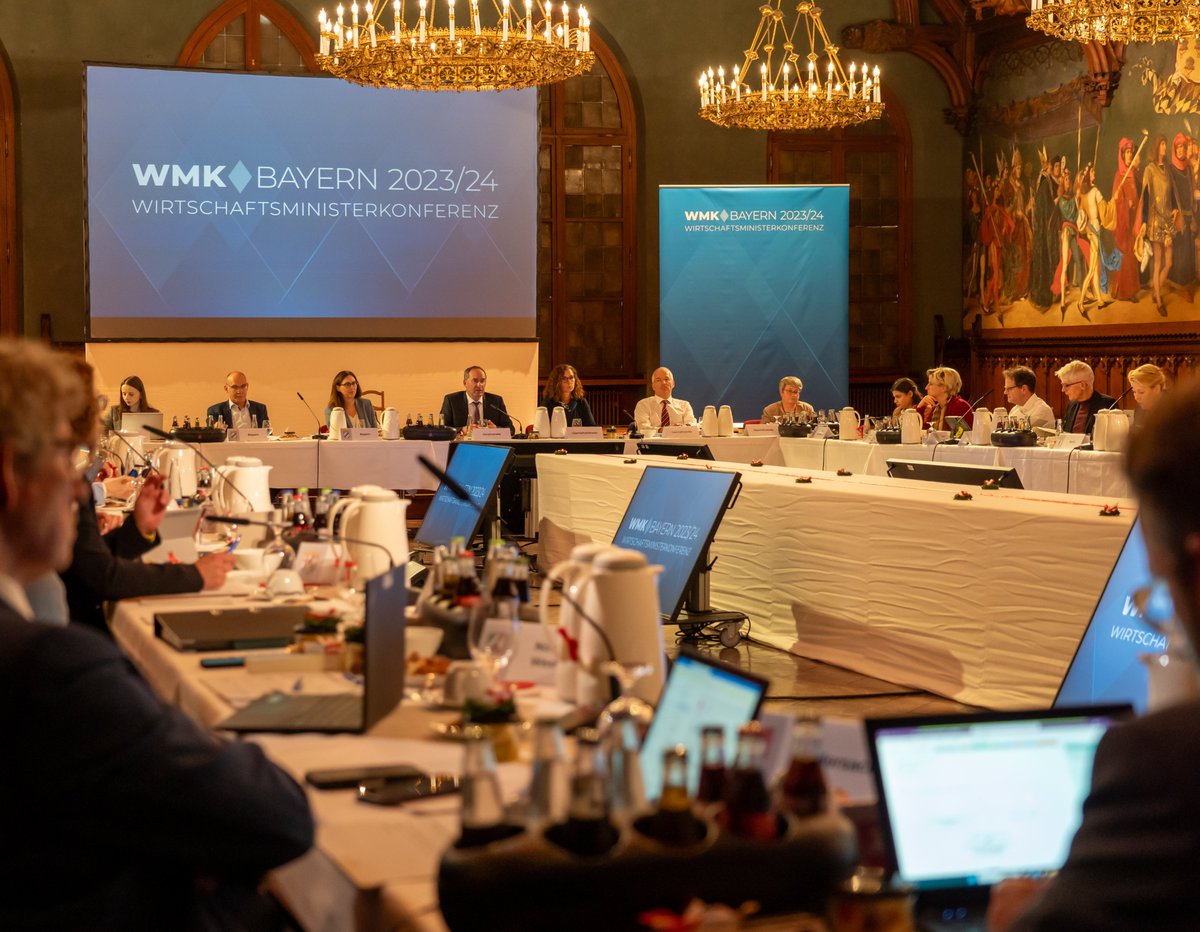 BayStMWi's tweet photo. 📢Ein starkes Signal für eine wettbewerbsfähige Wirtschaft! In #Landshut waren sich die Wirtschaftsminister einig 🤝: Unterstützung für #Mittelstand &amp; #Handwerk, Senkung der #Energiekosten und Förderung der #Halbleiterbranche. #WMK2024 #Bürokratieabbau https://t.co/E5cGy7DUe4