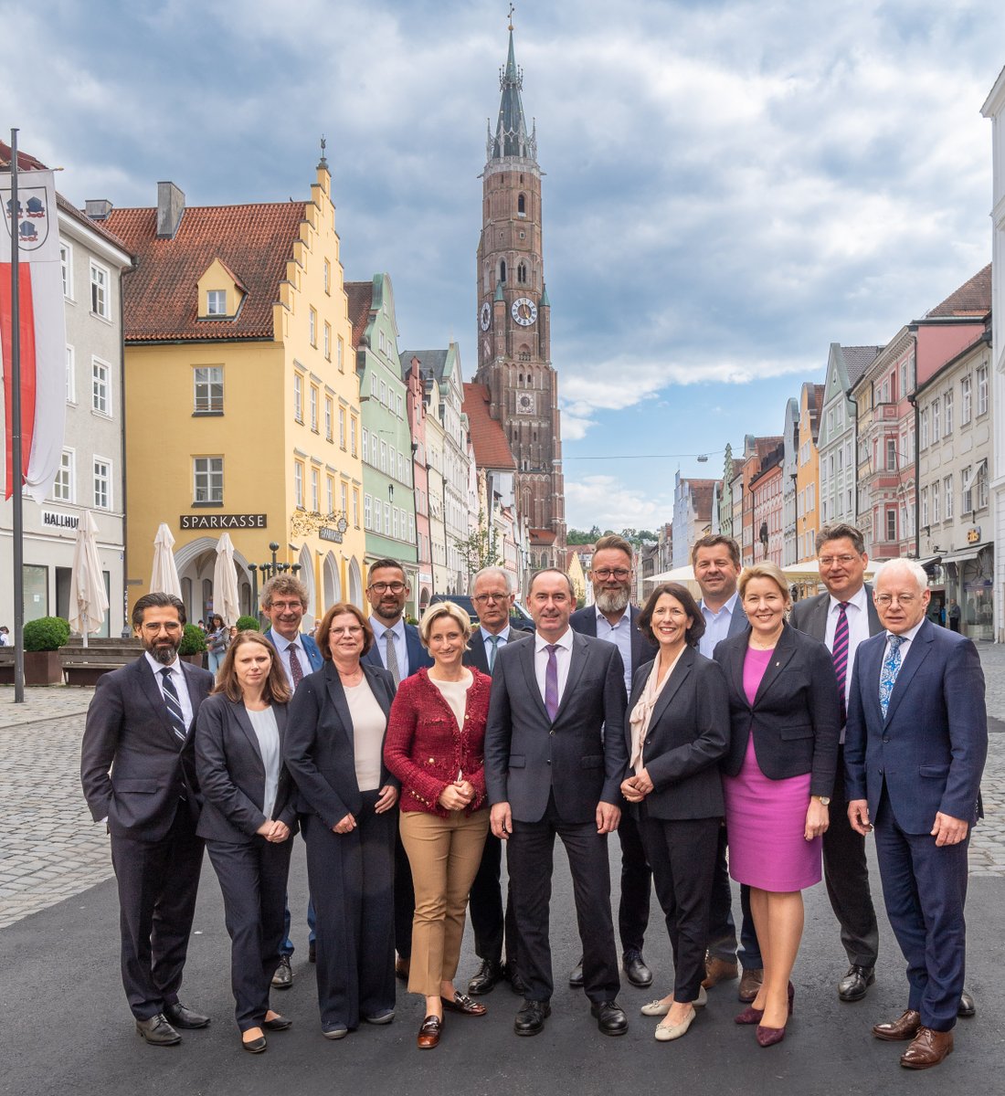 BayStMWi's tweet photo. 📢Ein starkes Signal für eine wettbewerbsfähige Wirtschaft! In #Landshut waren sich die Wirtschaftsminister einig 🤝: Unterstützung für #Mittelstand &amp; #Handwerk, Senkung der #Energiekosten und Förderung der #Halbleiterbranche. #WMK2024 #Bürokratieabbau https://t.co/E5cGy7DUe4