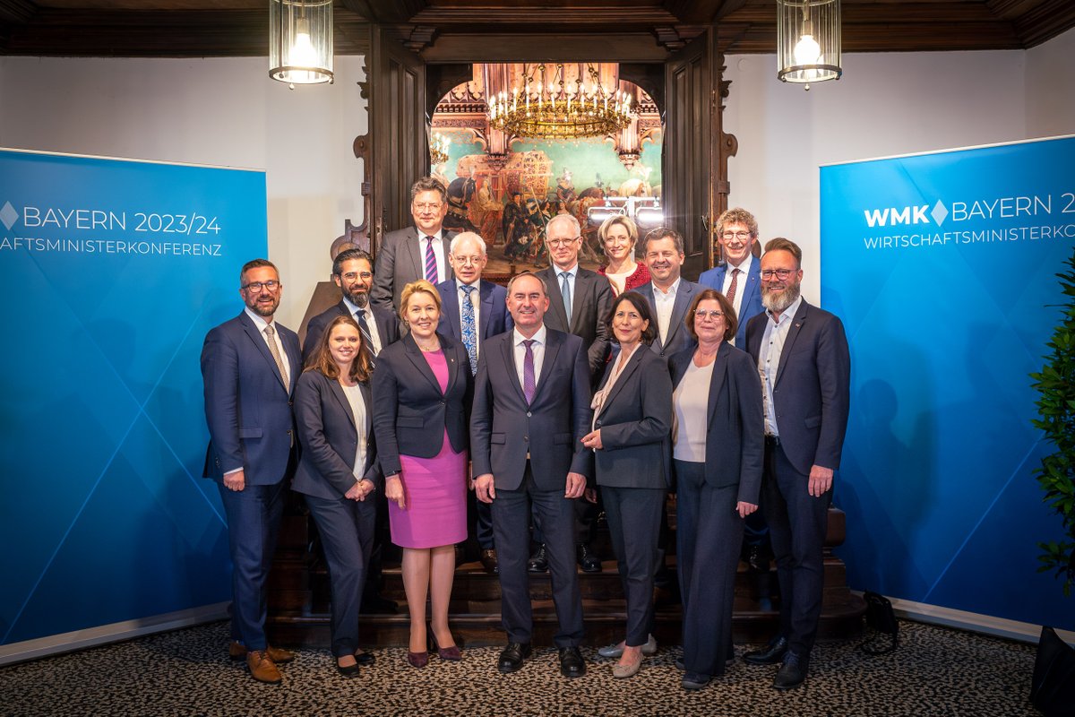 BayStMWi's tweet photo. 📢Ein starkes Signal für eine wettbewerbsfähige Wirtschaft! In #Landshut waren sich die Wirtschaftsminister einig 🤝: Unterstützung für #Mittelstand &amp; #Handwerk, Senkung der #Energiekosten und Förderung der #Halbleiterbranche. #WMK2024 #Bürokratieabbau https://t.co/E5cGy7DUe4