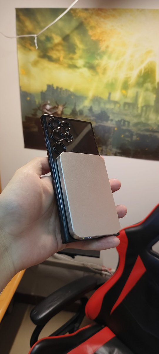 dawn_inator_lzl's tweet photo. I announce dat the age of wireless charging is coming now!!
I can charge my android, iPhone and earbuds all at once. https://t.co/COdypCXel7