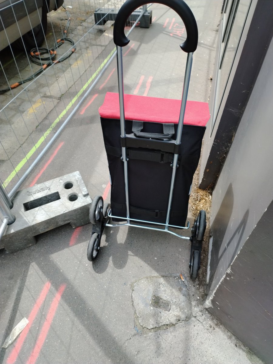 Plus ça va plus c'est pire...
J'ai vu un vélo avec cariole tombé, la cycliste n'a pas réussi à la redresser toute seule, les poussettes et pmr sont persona non grata. Tout va bien pour les piétons autour du marché de Talensac.
Vive l'inclusivité 
#nantes.