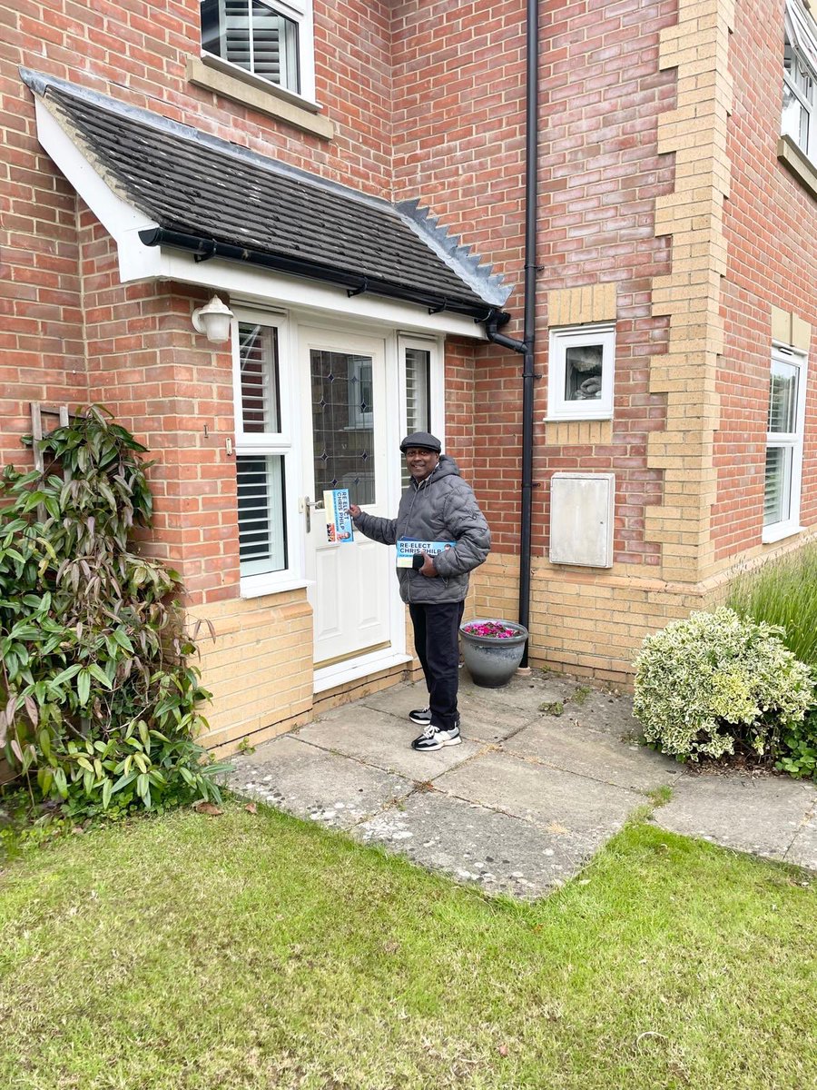 Knocking on doors in Old Coulsdon last evening to re elect Conservative Candidate , Chris Philp who has delivered a lot for our local community <a href="/CPhilpOfficial/">Chris Philp MP</a> <a href="/CFSriLanka/">Conservative Friends of Sri Lanka</a> <a href="/CroydonTories/">Croydon Conservatives 🇬🇧</a> <a href="/RishiF_94/">Rishi Fernando</a> <a href="/ajanthate/">Ajantha Tennakoon</a> <a href="/Shazna_Muzammil/">Shazna Muzammil</a>