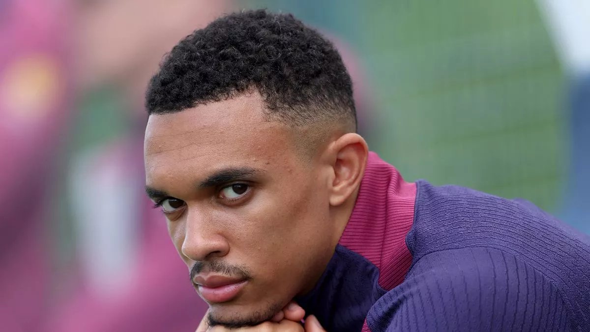 MouayedKor57308's tweet photo. England boss Gareth Southgate warned he's about to make a big mistake at Euro 2024

England manager Gareth Southgate has been warned against playing Liverpool star Trent Alexander-Arnold in midfield at Euro 2024 by former Three Lions striker Teddy Sheringham

#euro2024 https://t.co/porrKJ6nlM