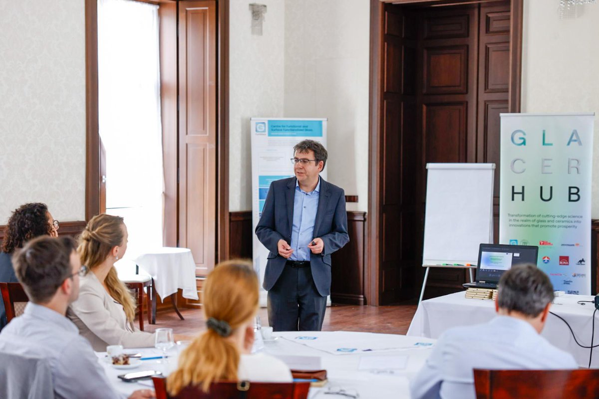 FunGlass_Centre's tweet image. Academic and industrial partners unite on a melting day to support a hub focused on silicate and ceramics. Collaboration at its finest! #innovation #partnership #silicate #ceramicshub 🌟🔬🏭