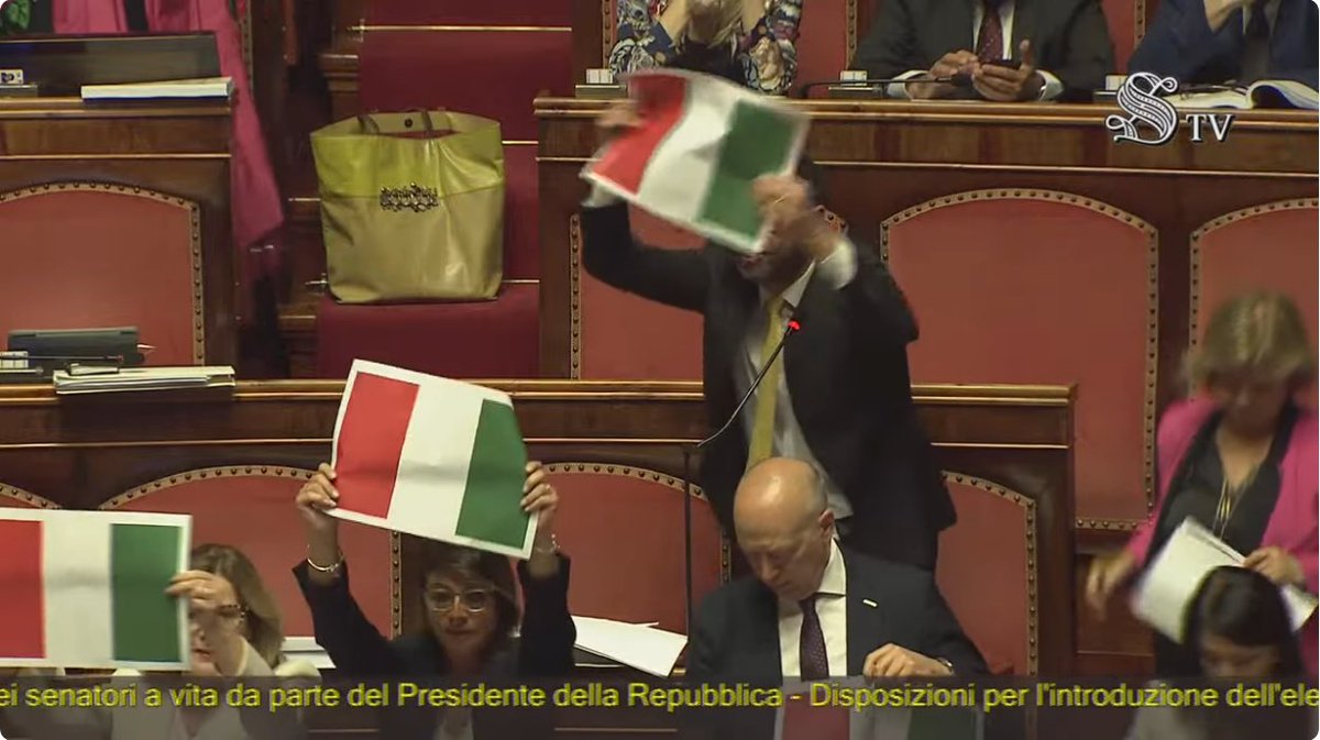 Va bene tutto, però almeno questi tricolori esponeteli nel verso corretto. Quattro su quattro esposti al contrario. 🇮🇹
#premierato #Senato