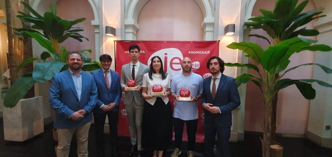 aemprende's tweet photo. ENHORABUENA

🤩 #2GFSolutions, apoyada #CADEUPO @cadesevilla @pablodeolavide, 🎖️ ganadora Premio 'Iniciativa Emprendedora' @AJESevilla

👏 También a #Keepi, @minifunkids, @qamarero y #Zicofy finalistas y apoyadas desde #CADE 📍 #Sevilla.

🗞️ https://t.co/alDRkJe6zc 

#EmprendeAND https://t.co/OA2DpbIceX