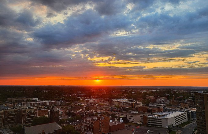 BarryVee's tweet photo. Remember, Love comes in actions, not words. Show what you are made of today. @wxbywilliams @siwinski @Sheriff_Baxter @herritt_sandra @LaurieEnos2 @stenec @CSCPROF @VOCROC @Jimmydreamsmb @RareCat @kathjf50 @RobynGrammatico @EnglishElective @joey_frascati @renalabue @ModiLaw #ROC https://t.co/8V78FduNya