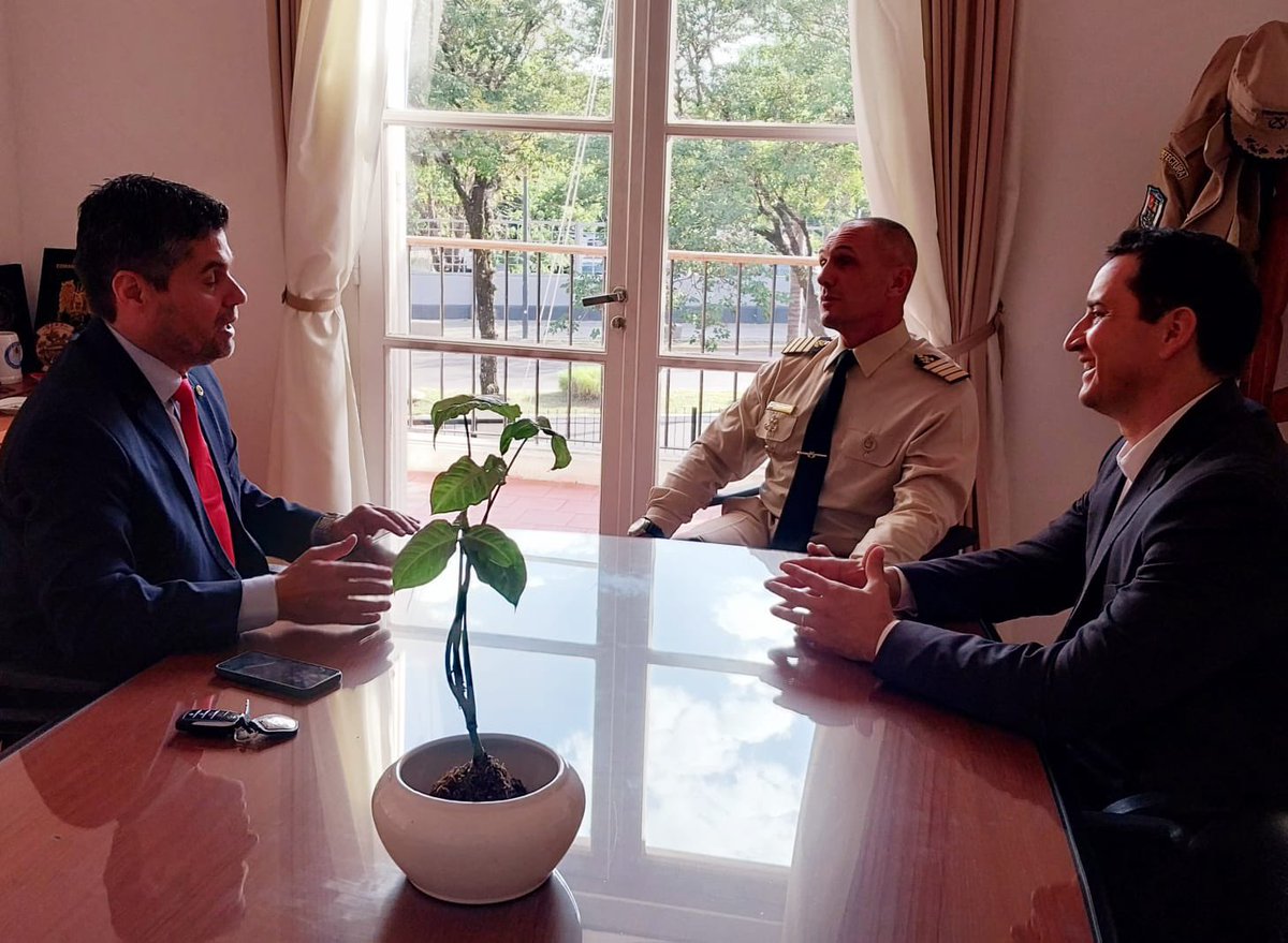 ConsulparRcia's tweet photo. Fuimos recibidos por el Prefecto Mayor Daniel Bonifacini, Director de Región Norte de la Prefectura Naval Argentina, con asiento en la ciudad de Corrientes. Conversamos de todo lo relacionado en el fundamental tema de la hidrovía compartida.
#ConsuladoPy #Chaco #Corrientes https://t.co/xURYUaovCE