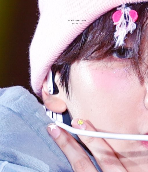 candybaek506's tweet photo. 백현이 뺨에 번진 🌸 https://t.co/sysnTKK2K0