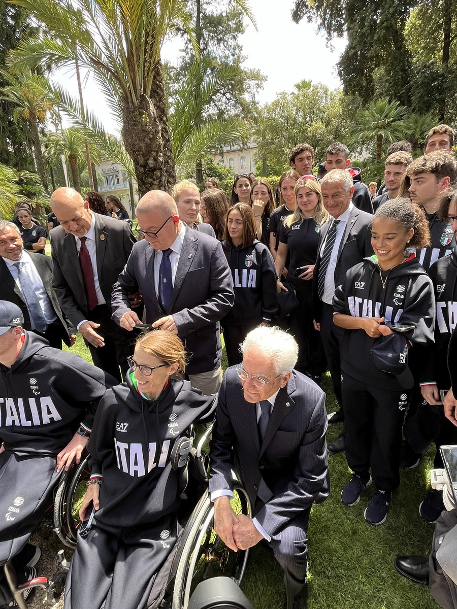ROBZIK's tweet image. Il Presidente #Mattarella accovacciato accanto alle carrozzine delle atlete e degli atleti che parteciperanno alle Paralimpiadi di Parigi. 🔝