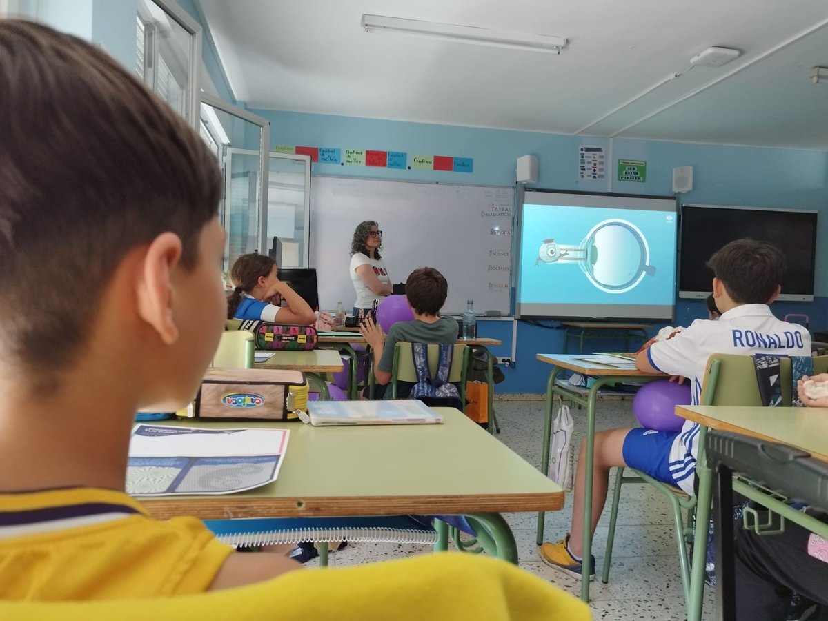 CeipJesus's tweet photo. Hoy 4º, 5º y 6º han tenido un taller sobre óptica y uso de pantallas.Muchas gracias Belén por todo lo que hemos aprendido . https://t.co/CK49kgbebH
