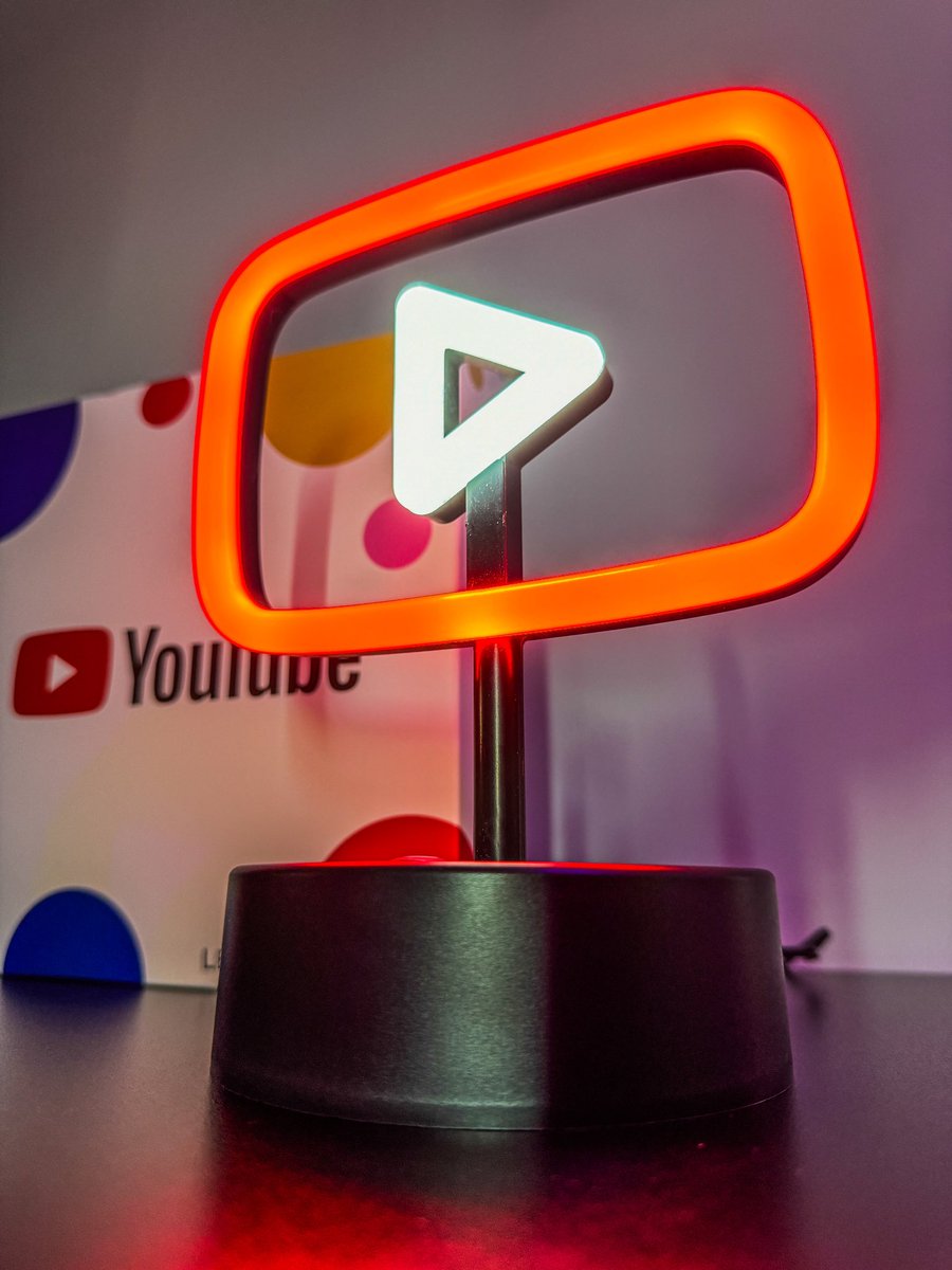 Thank you <a href="/YouTube/">YouTube</a> for our neon sign 😍
#youtube #youtubehighfive