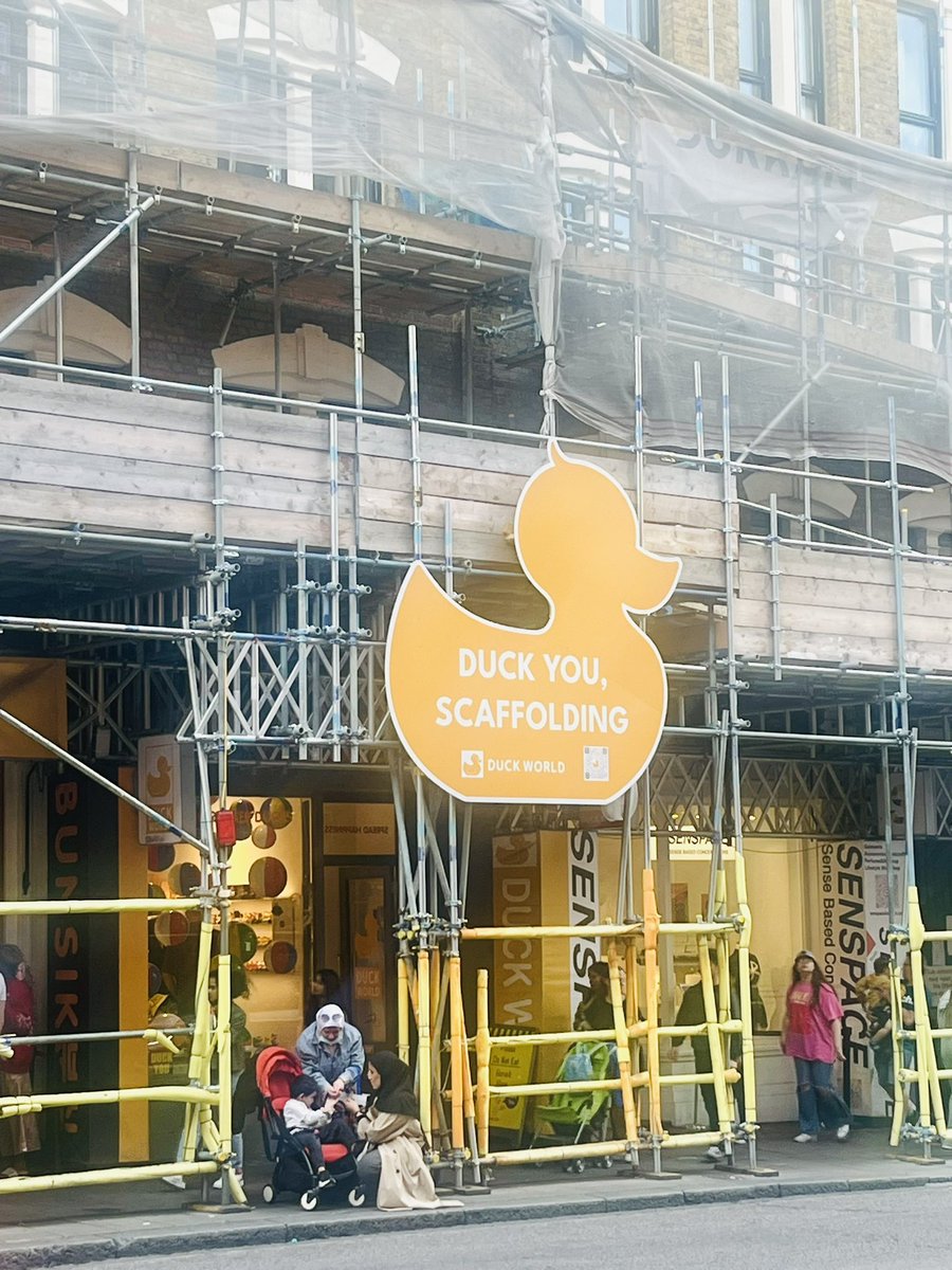 My favourite category of #Brand communications is when it’s properly contextualised, like this piece I spotted roaming around #London. 

Take a bow, Duck World near Palace Theatre 😂👀🐥