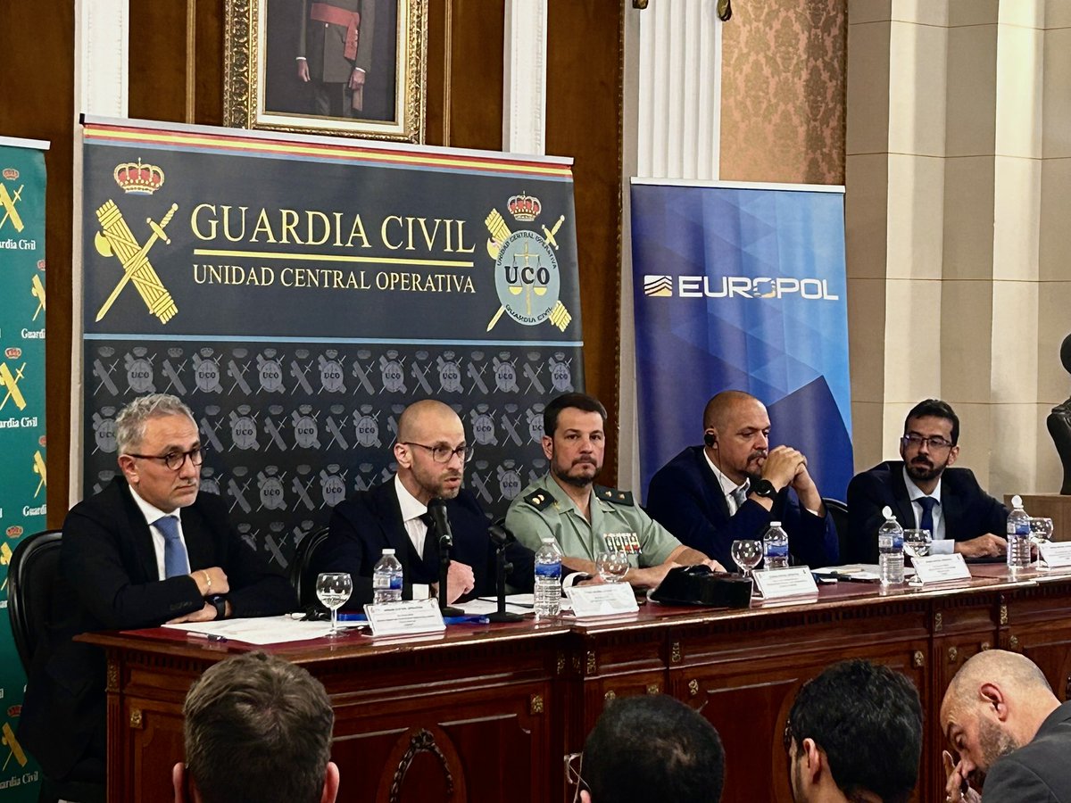 🚨#Live : Press conference <a href="/guardiacivil/">Guardia Civil</a> in Madrid presents the results of 3-years-long coordinated actions with 🇧🇷🇧🇪🇩🇪🇭🇷🇮🇹🇷🇸🇹🇷, supported by <a href="/Europol/">Europol</a>, against large #DrugTrafficking organisation: 40 arrested and over 8 tonnes cocaine seized in total.