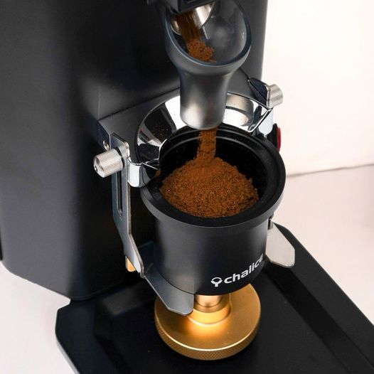 🌟 Elevate your coffee game with our Slingshot Talis S75 on-demand grinder and the Chalice Dosing Distributor Cup. Whether you’re using a portafilter or our innovative dosing cup, the Talis S75 delivers precise grinding on demand. ☕✨

Visit: slingshot.coffee/products/talis…