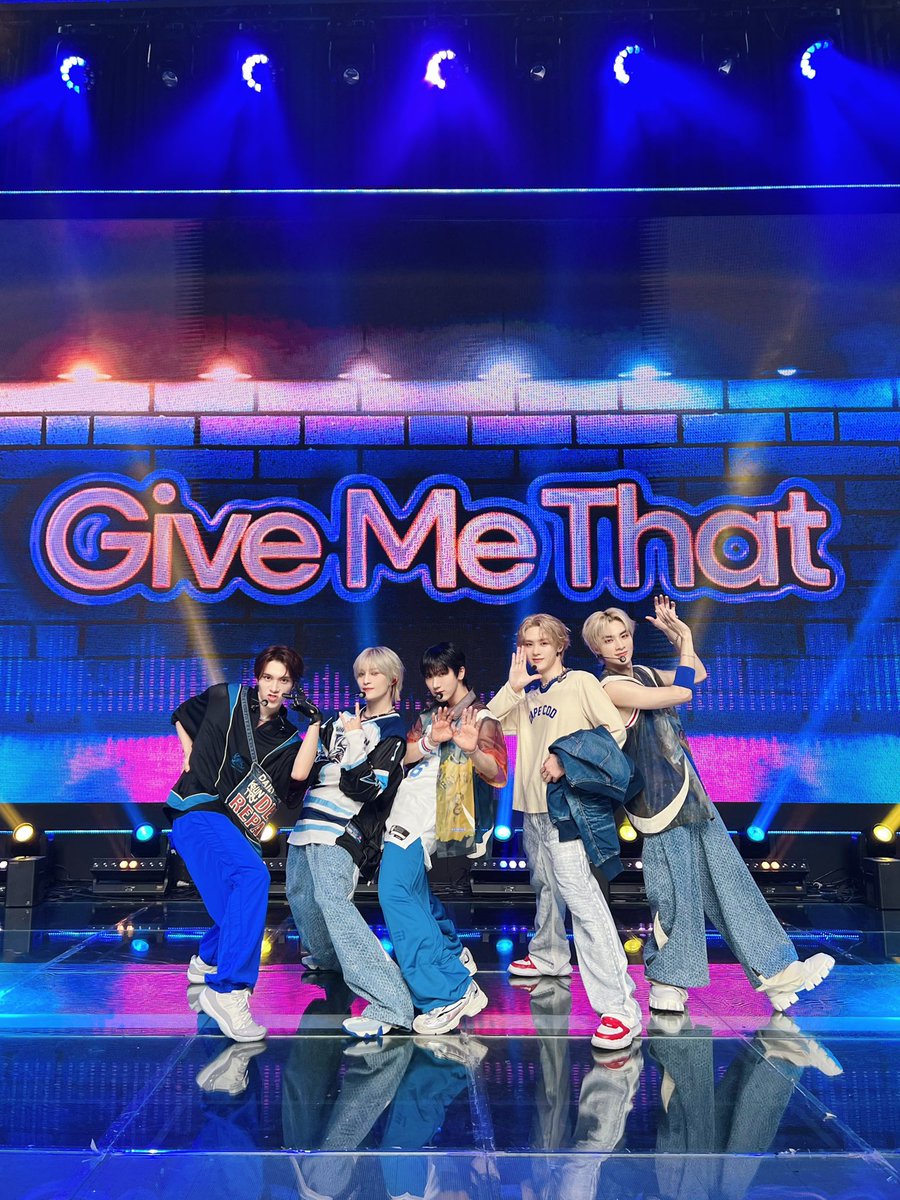 WayV_official's tweet photo. 💙⛹🏻‍♂️⚽️⛹🏻🩵

#MCOUNTDOWN #엠카운트다운 
#WayV #威神V #GiveMeThat 
#WayV_GiveMeThat https://t.co/f0prr1fkbc