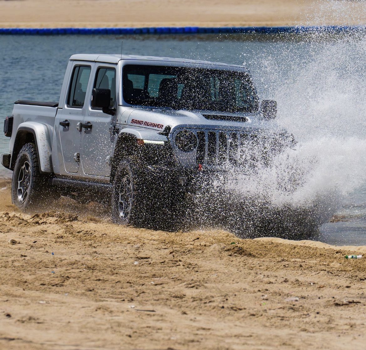 حتى بالبحر ما يتغشمر الجلاديتور😜😜
Even at sea, the performance of Gladiator is exceptional. 

#Jeep
 #JeepGladiator 
#Gladiator #4x4 
#TheresOnlyOne 
#جيب #جلاديتور #جيب_