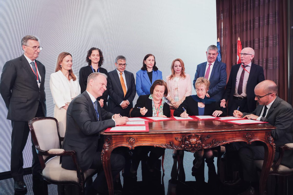 UE en Tunisie (@uetunisie) on Twitter photo Equipe Europe investit +de 270 millions € pour soutenir les entreprises tunisiennes
L'🇪🇺 l'<a href="/EIB/">European Investment Bank</a> l'<a href="/AFD_France/">Agence Française de #Développement (AFD) 🇫🇷 🇪🇺</a>, la <a href="/KfW/">KfW Bankengruppe</a> réitérèrent leur engagement à soutenir des projets avec impact social significatif et favorisant la relance économique des MPME 🇹🇳
<a href="/AmbUeTunisie/">Marcus Cornaro ماركوس كورنارو</a>
#TeamEurope Equipe Europe investit +de 270 millions € pour soutenir les entreprises tunisiennes
L'🇪🇺 l'<a href="/EIB/">European Investment Bank</a> l'<a href="/AFD_France/">Agence Française de #Développement (AFD) 🇫🇷 🇪🇺</a>, la <a href="/KfW/">KfW Bankengruppe</a> réitérèrent leur engagement à soutenir des projets avec impact social significatif et favorisant la relance économique des MPME 🇹🇳
<a href="/AmbUeTunisie/">Marcus Cornaro ماركوس كورنارو</a>
#TeamEurope